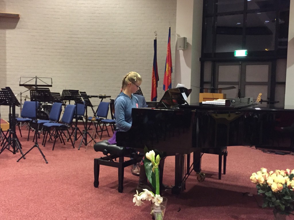 Elise achter vleugel bij voorspeel avond